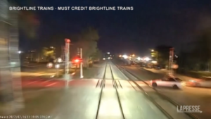 Treno si schianta contro un’auto sui binari in Florida, automobilista in ospedale: le immagini shock