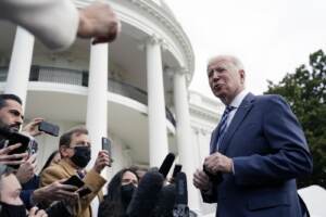 Ucraina, Biden: “Rischio di invasione russa a giorni”. Mosca: “Senza garanzie costretti a reagire”