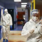 Covid, giù i contagi ma le reinfezioni salgono a +5,8%. Speranza: “Le farmacie sono un patrimonio del Paese”