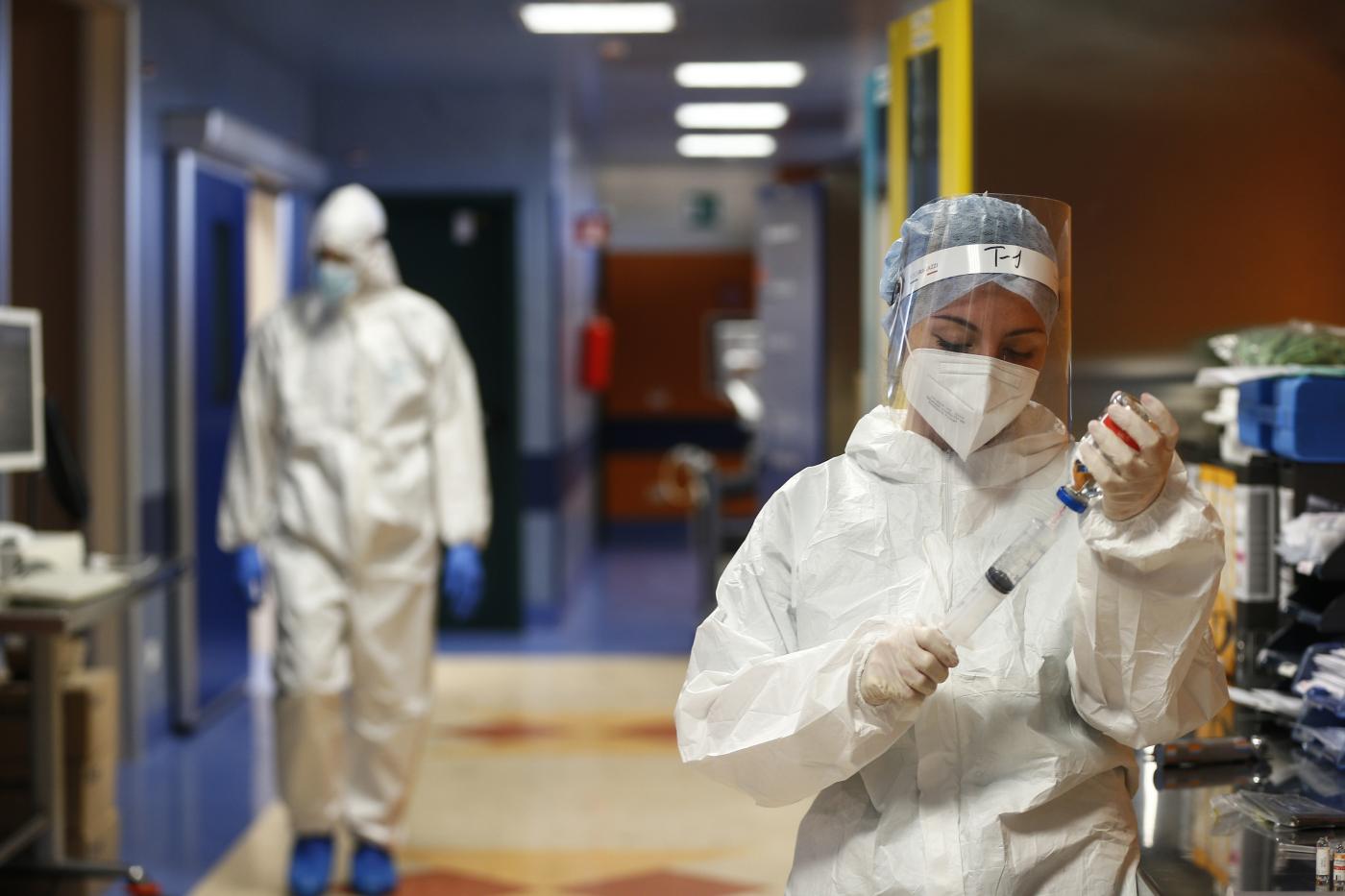 Covid, dopo tre mesi primo calo dei decessi: -32% casi in ultimi sette giorni Covid, dopo tre mesi primo calo dei decessi: -32% casi in ultimi sette giorni