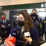 Goggia al rientro in Italia: “Medaglia incredibile, sciando piangevo dal male”
