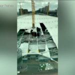 Londra, la tempesta Eunice scoperchia il tetto della O2 Arena