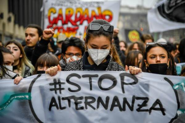 Milano, migliaia di studenti in corteo contro l’alternanza scuola-lavoro