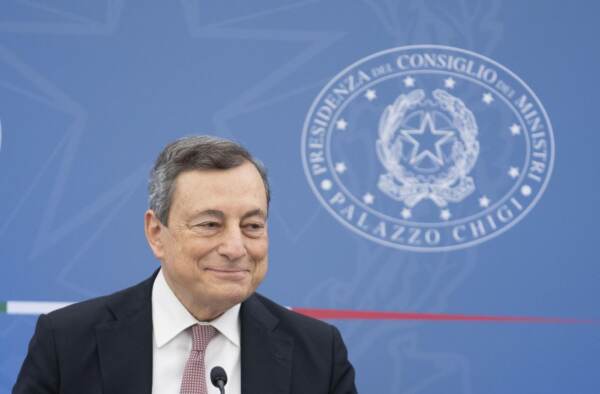 Il Presidente Mario Draghi in conferenza con i ministri Franco, Giorgetti, Cingolani