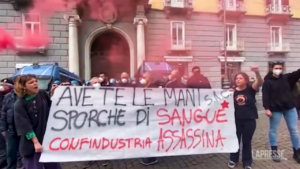 Napoli, striscione studenti davanti a Confindustria: ‘Avete le mani sporche di sangue’