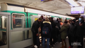 Parigi, sciopero dei mezzi: caos in metro