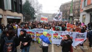 Studenti in piazza a Milano, vernice contro Unicredit e JPMorgan: “Non si può morire a scuola”