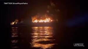 Incendio su traghetto tra Grecia e Italia: le fiamme divampate sull’imbarcazione