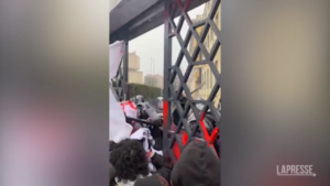 Studenti tentano assalto a sede dell’Unione Industriali di Torino: scontri con la polizia