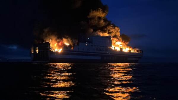 Incendio traghetto: le fiamme partite da una stiva. A bordo 290 persone, 11 i dispersi