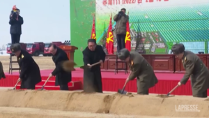 Nord Corea, Kim Jong-un presenzia a cerimonia in una fattoria