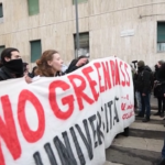 Milano, protesta degli studenti contro il green pass