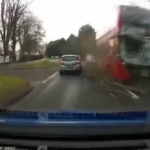 Gb, tempesta Eunice: albero crolla su pullman a due piani, tragedia sfiorata