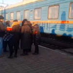 Ucraina, evacuazione di massa di donne e bambini dal Donbass