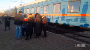 Ucraina, evacuazione di massa di donne e bambini dal Donbass