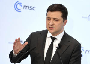 Il presidente ucraino Zelensky: “Difenderemo il Paese a ogni costo”. Due soldati di Kiev uccisi