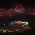 Si chiudono i Giochi di Pechino, spenta la fiamma olimpica: fuochi d’artificio alla cerimonia di chiusura