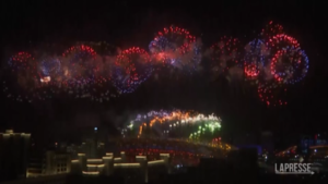 Si chiudono i Giochi di Pechino, spenta la fiamma olimpica: fuochi d’artificio alla cerimonia di chiusura