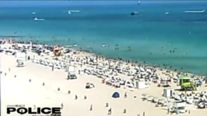 Miami beach, elicottero si schianta in mare davanti a una spiaggia a pochi metri dai bagnanti