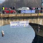 Torino, attivisti di Extinction Rebellion srotolano striscione sul ponte: “Siamo un PO nella merda”