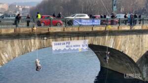 Torino, attivisti di Extinction Rebellion srotolano striscione sul ponte: “Siamo un PO nella merda”