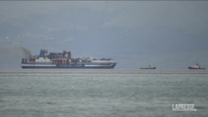 Incendio traghetto: trovato un disperso, la nave rimorchiata verso Corfù