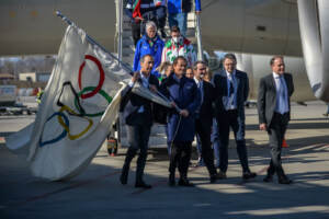 Arrivo del vessillo olimpico con aereo da Pechino per le Olimpiadi Invernali di Milano-Cortina 2026
