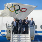 Milano-Cortina: la bandiera Olimpica sbarca in Italia. Malagò: “Il mondo ci guarda”