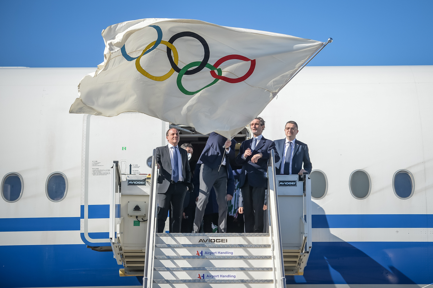 Milano-Cortina: la bandiera Olimpica sbarca in Italia. Malagò: “Il mondo ci guarda”