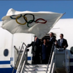 Milano-Cortina, atterra a Malpensa la delegazione con la bandiera olimpica che arriva da Pechino