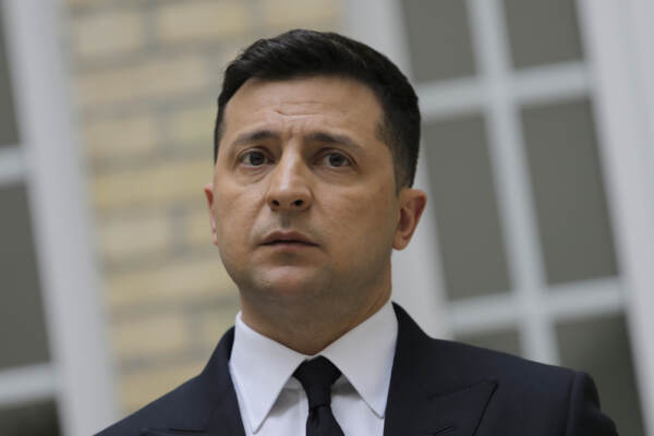 Ucraina: Zelensky incontra Macron in Francia