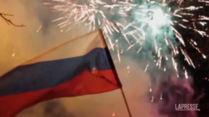 Putin annuncia riconoscimento separatisti: a Donetsk c’è chi festeggia con i fuochi d’artificio