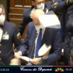 Covid, governo pone la fiducia: bagarre in aula