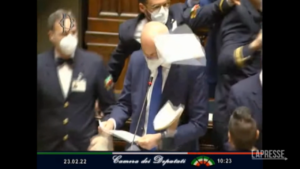 Covid, governo pone la fiducia: bagarre in aula