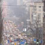 Ucraina, fuga da Kiev: code e traffico per uscire dalla capitale