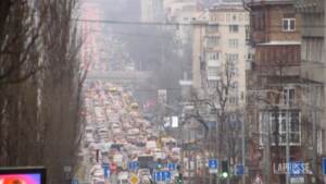 Ucraina, fuga da Kiev: code e traffico per uscire dalla capitale