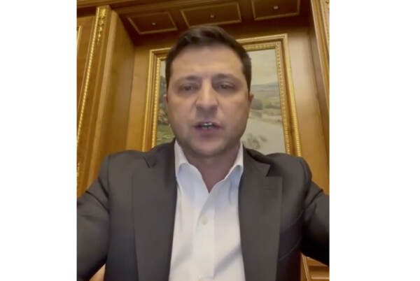 Il presidente dell'Ucraina Zelensky introduce legge marziale dopo attacco da parte della Russia