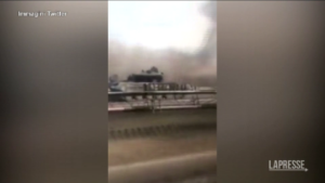 Ucraina, carri armati distrutti lungo l’autostrada