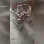 Ucraina, bombardamenti a Hostomel: la casa distrutta, il passeggino abbandonato