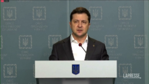 Ucraina, Zelensky: “Russia ha attaccato come Germania fascista nella Seconda Guerra Mondiale”