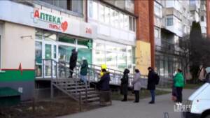 Ucraina, code ai bancomat e in farmacia nella città di Lviv