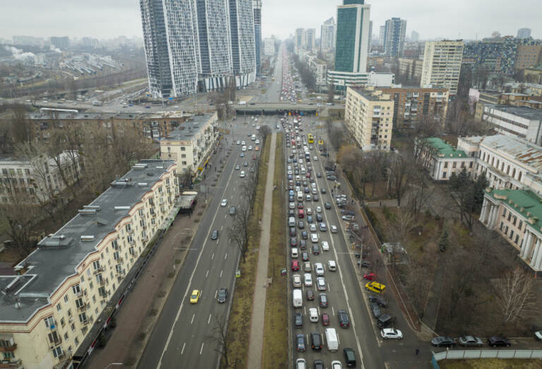 Kiev, la grande fuga. Centinaia di ucraini si riversano su strade e treni per fuggire dalla città – LE IMMAGINI