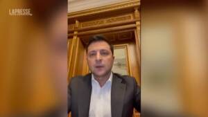 Zelensky introduce legge marziale: “Niente panico, state a casa, sconfiggeremo tutti”