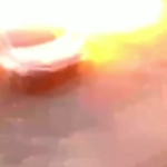 Kiev, un cittadino in bicicletta colpito dai bombardamenti