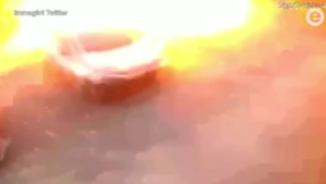 Kiev, un cittadino in bicicletta colpito dai bombardamenti