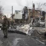 Ucraina, la cronaca del secondo giorno di guerra: assedio a Kiev. Putin incoraggia il golpe