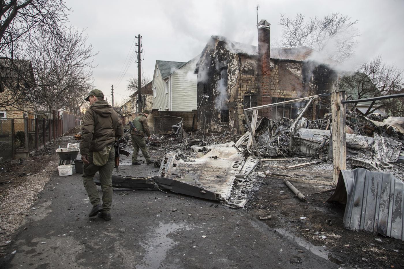 Ucraina, la cronaca del secondo giorno di guerra: assedio a Kiev. Putin incoraggia il golpe