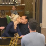 Berlusconi in centro a Milano, tenerezze con la compagna Fascina