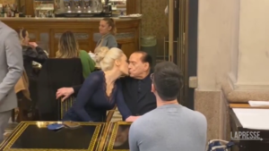 Berlusconi in centro a Milano, tenerezze con la compagna Fascina