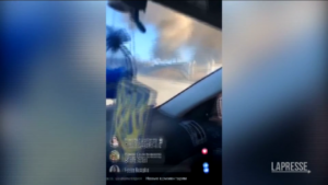 Ucraina, a Kherson automobilisti terrorizzati dalla caduta di un missile